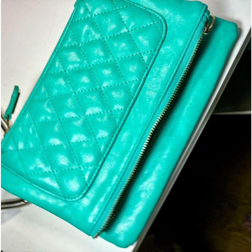 Fun fold over magnetic clutch , can also be used as crossbody.